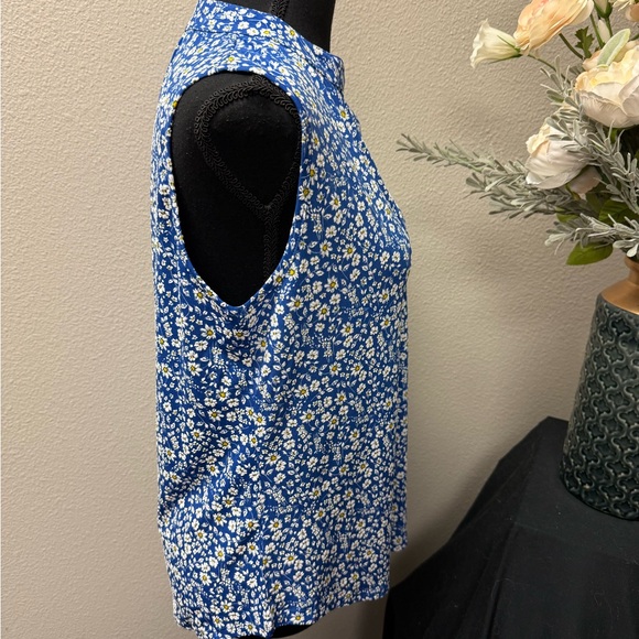 NWT Amana Blue Floral Sleeveless Blouse Split Neck Casual Spring Top M - Picture 4 of 9